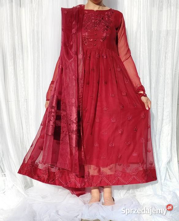 Bordowa sukienka haftowana M 38 szyfon haft zachodniopomorskie