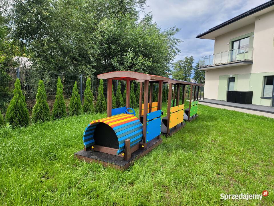 LOKOMOTYWA NA PLAC ZABAW SMERF czerwony Marki