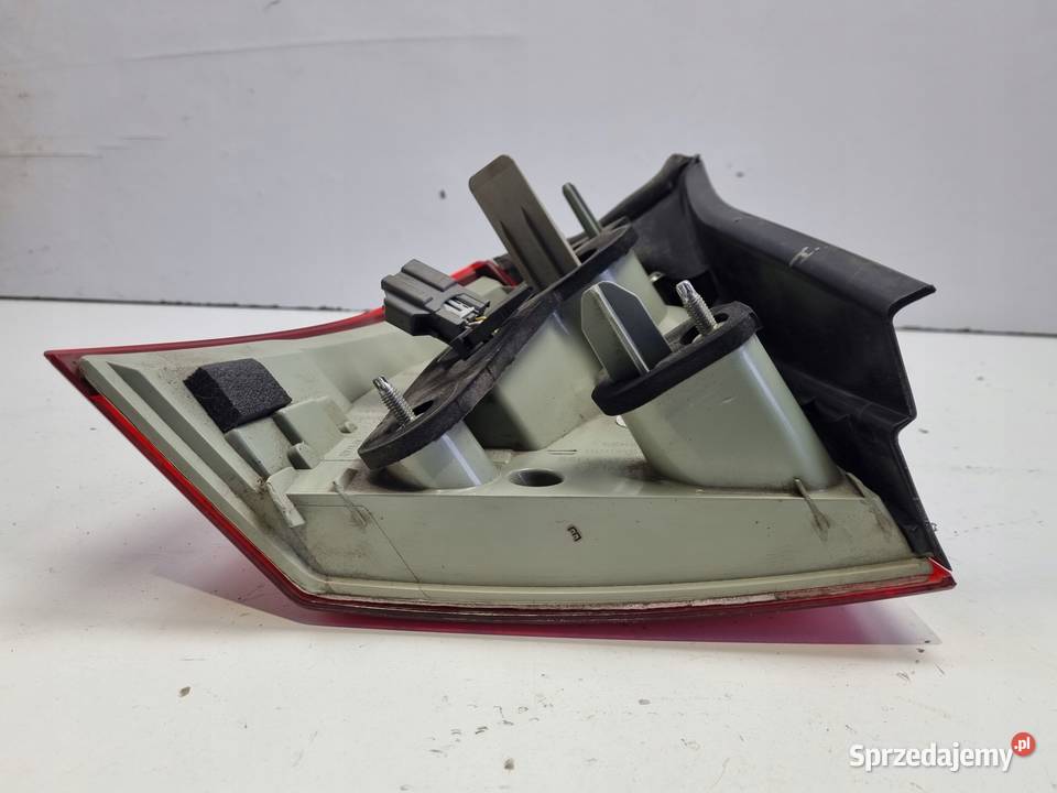 LAMPA PRAWA Volvo V70 III XC70 TYLNIA TYLNA Rudka