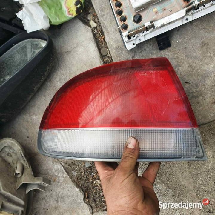 Lampa tylna prawa lewa narożna w błotnik Mazda małopolskie