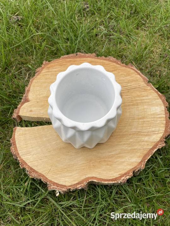 Doniczka betonowa biała mazowieckie Tłuszcz