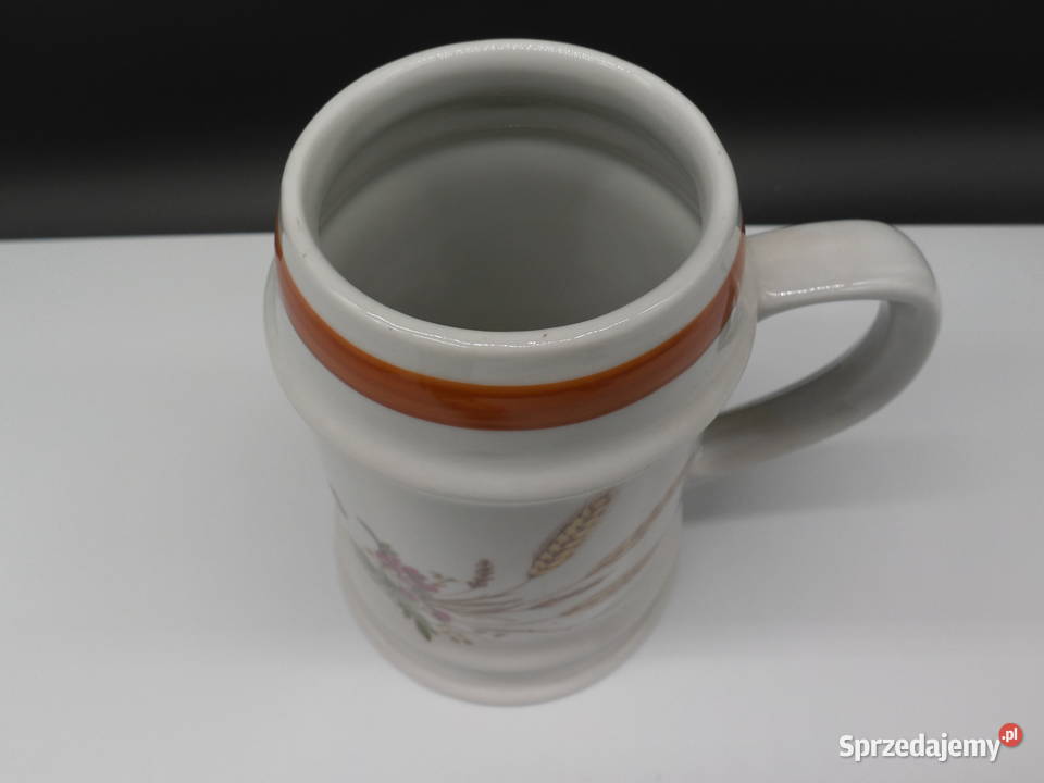 Ceramiczny kufel ozdobiony motywem kwiatów i wielkopolskie