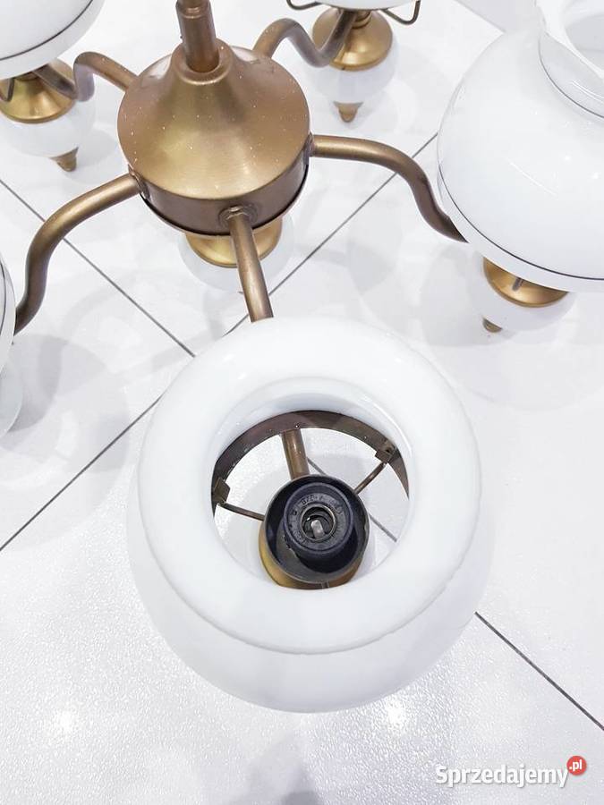 Stary mosiężny żyrandol z prlu rustykalny