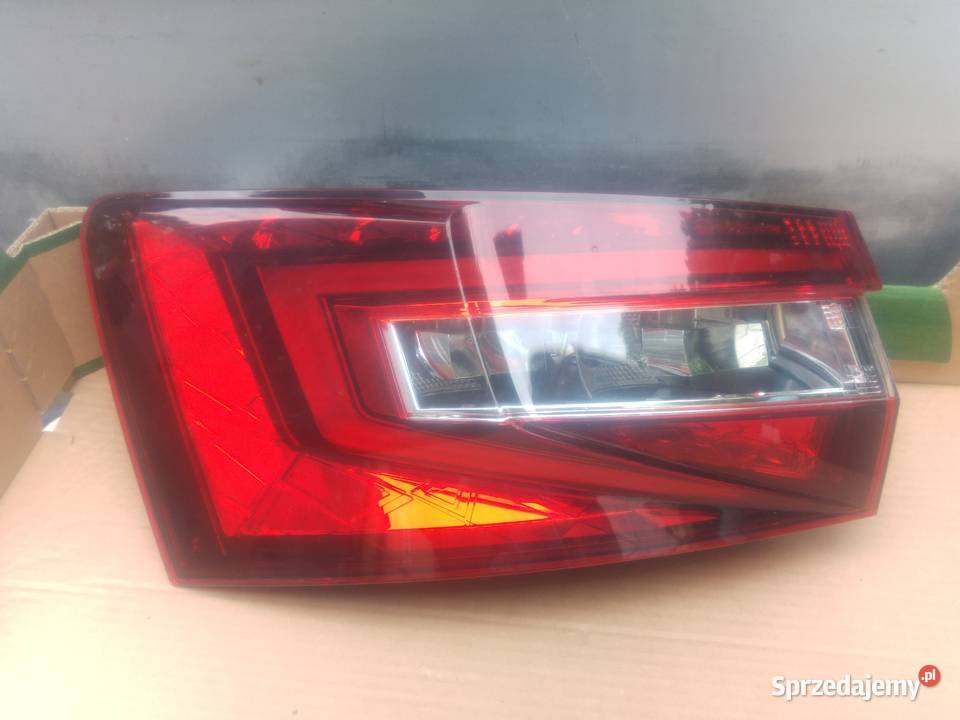 3V9945207 Lampa tył lewa kombi SUPERB III Dębno