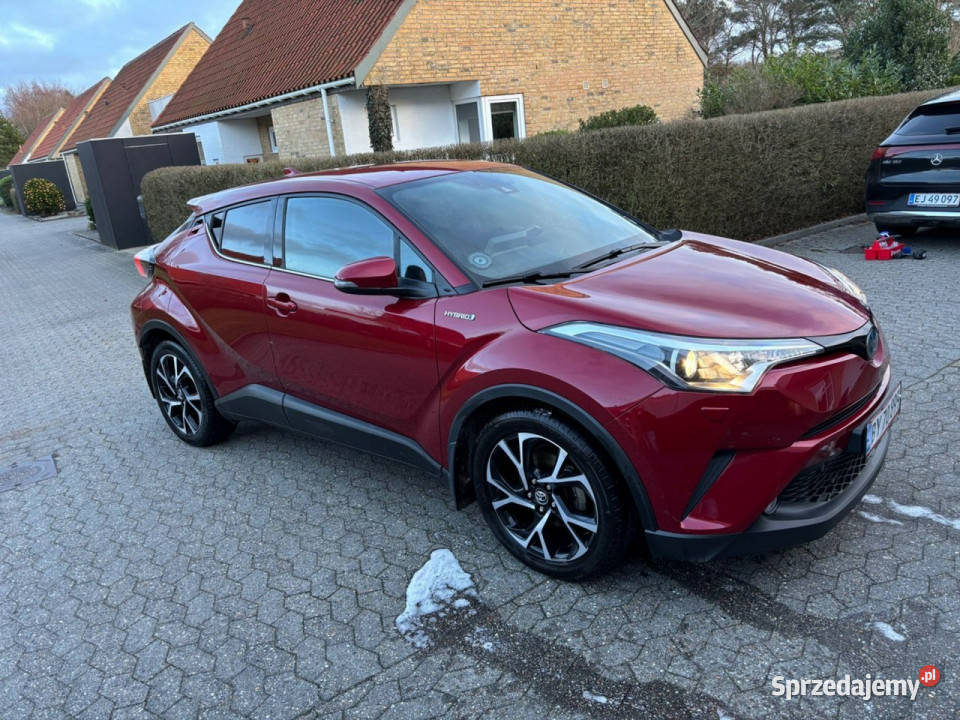 Toyota CHR hybryda Toyota Sadlno