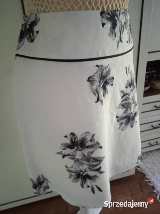 LNIANA SPÓDNICZKA Z SZARYMI KWIATAMI r 44 Rozkloszowana  Piła sprzedam