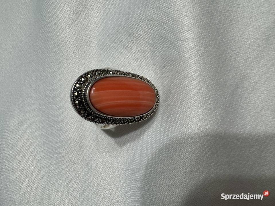 Pierscionek srebrny z koralem spieczonym i Częstochowa