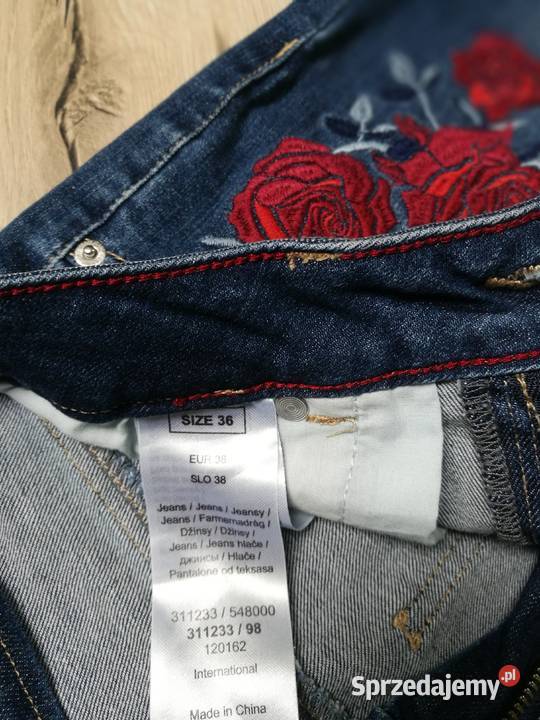 Damskie spodnie jeans z haftami róż nowe niebieski Dębica sprzedam