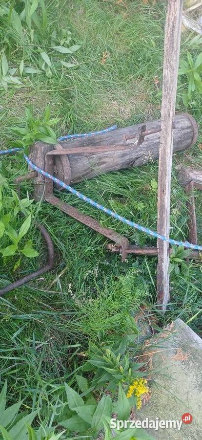 Stary drewniany wał kołowrotu studni z korbą Studnie ozdobne