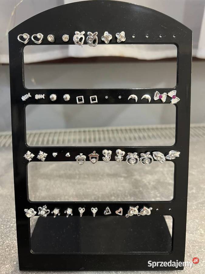 Ponad 300 sztuk kolczyków ze stojakami Kolczyki Jasło