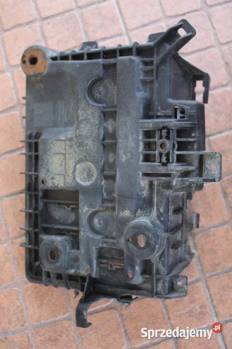 PODSTAWA AKUMULATORA OPEL CORSA D 10 13235642 Akumulatory