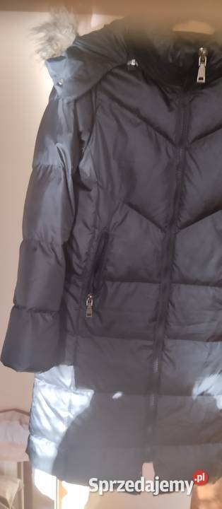 Czarny płaszcz zimowy z kapturem który posiada czarny Nysa