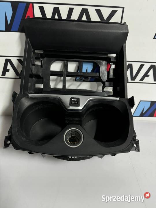 BMW F40 F44 UCHWYT NA KUBKI PORT USB KONSOLI sprzedam