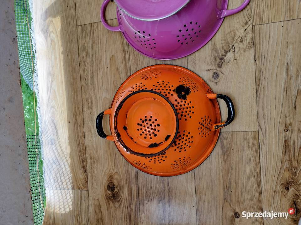 Dwa durszlaki emaliowane do ozdoby Choszczno