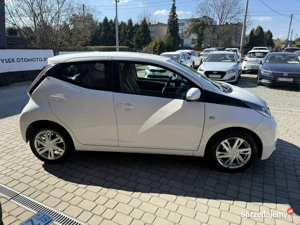 Toyota Aygo Rezerwacja II 2014 Hatchback Orzech