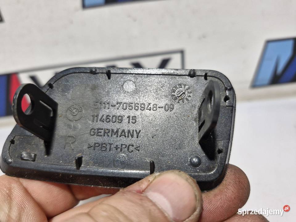 BMW E60 E61 ZAŚLEPKA SPRYSKIWACZA PRAWA 7056948 osobowe Listwy i nakładki