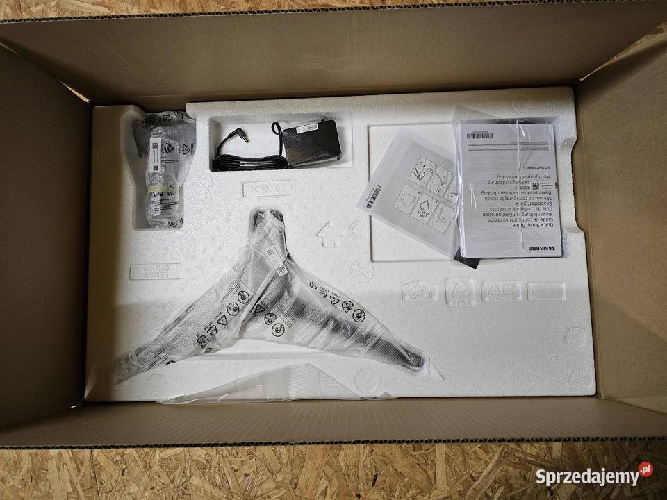 Monitor Samsung U32J590UQP 32 4K VA 60Hz 4ms LED Monitory i projektory Monitory i projektory