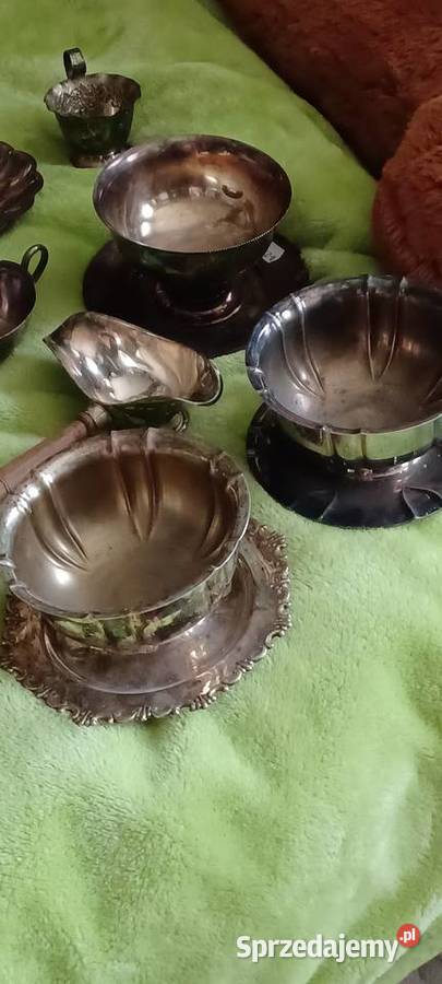 zbiór zabytkowej galanterii stołowej platerów i