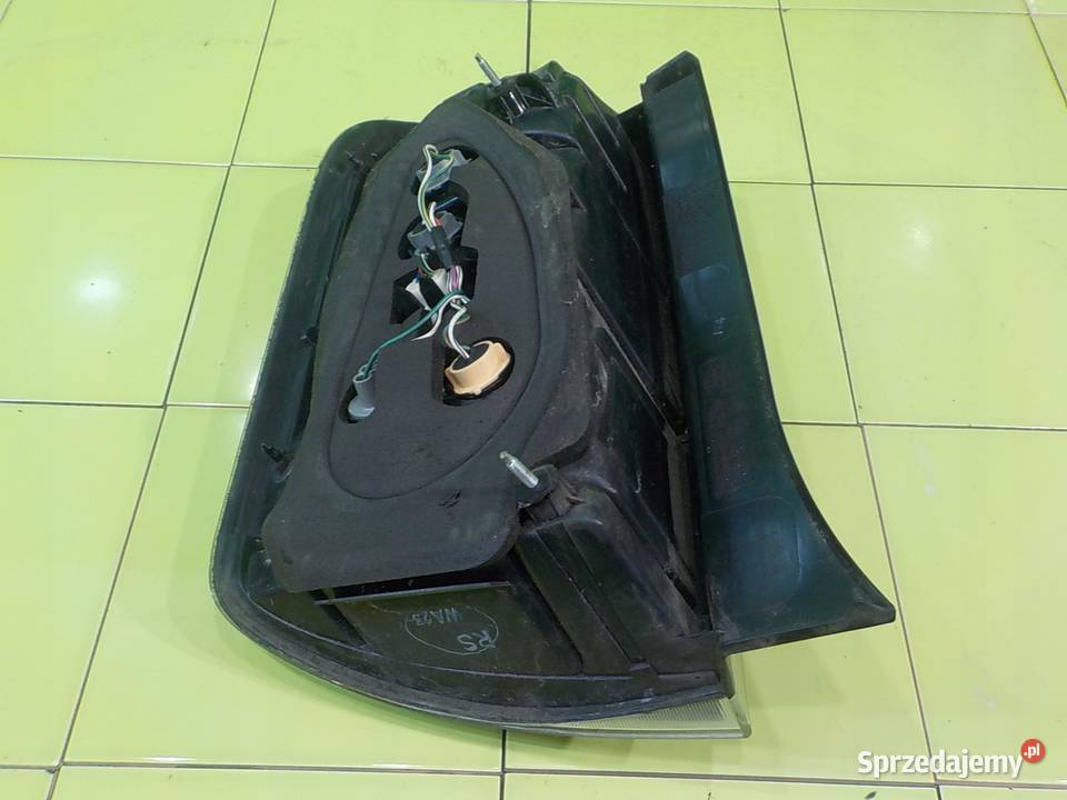 TOYOTA PRIUS II 15 VVTI 07r HB 5D lampa prawa osobowe Suków