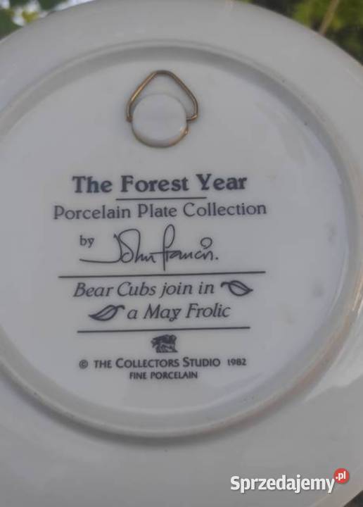 NIEDŹWIEDZIE IGRASZKI NA DEKORACYJNYM TALERZU