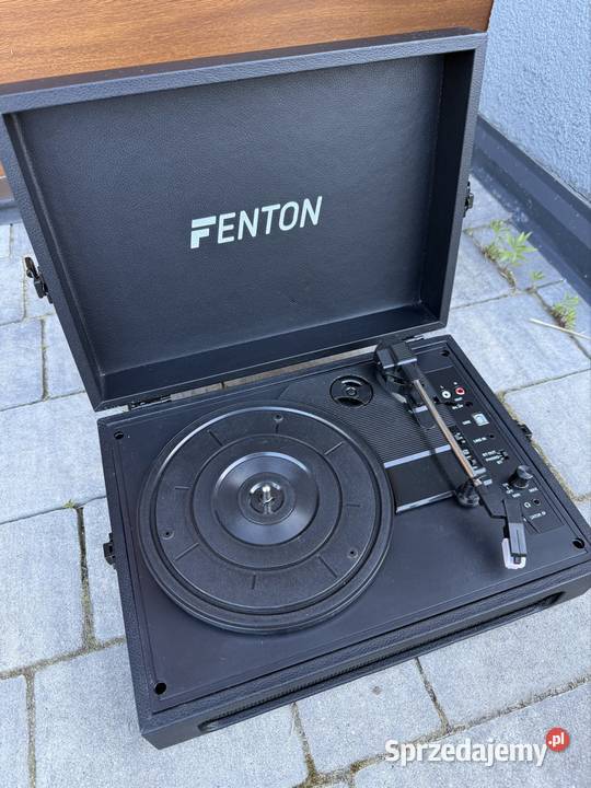 Czarny Gramofon w walizce z głośnikami
