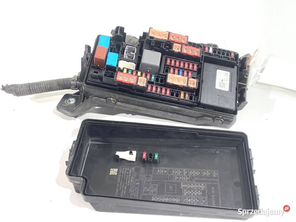 SKRZYNKA BEZPIECZNIKÓW TOYOTA COROLLA E21