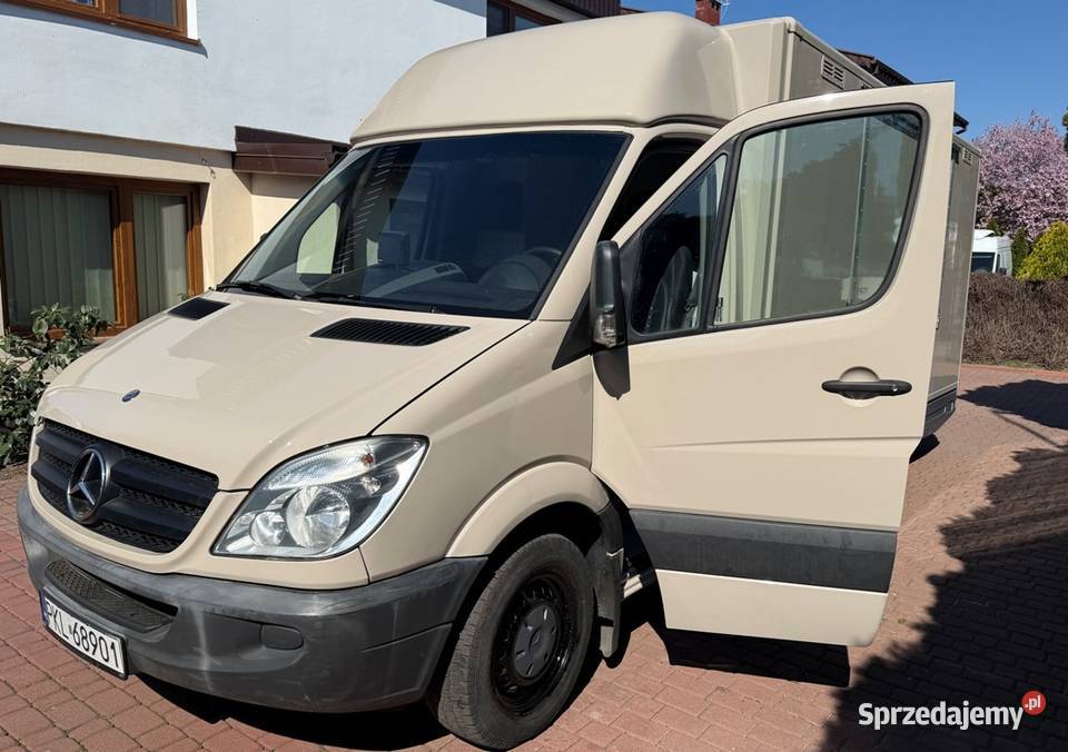 Samochód gastronomiczny Food truck Mercedes beżowy Koło