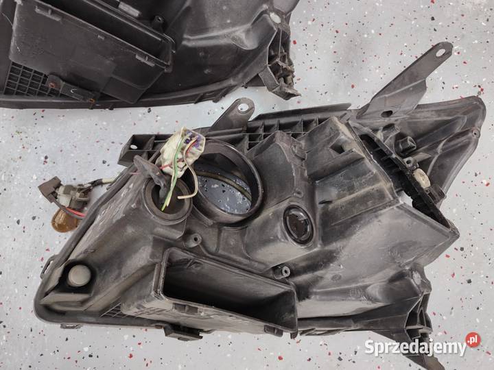 Dwie prawe obudowy Toyota Avensis części opolskie