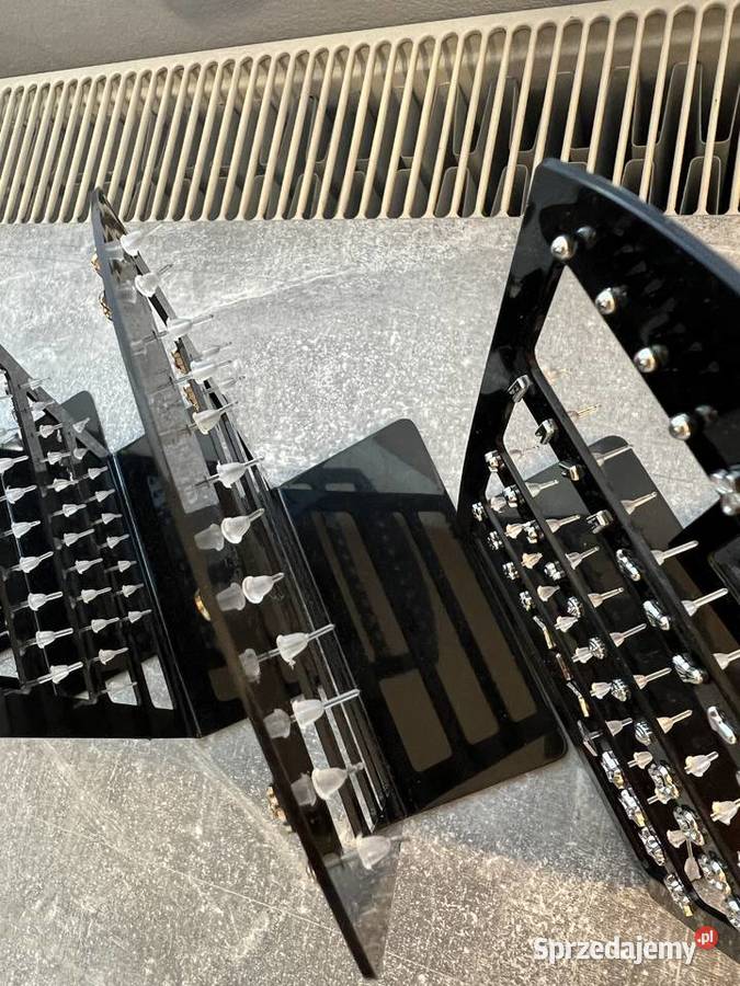 Ponad 300 sztuk kolczyków ze stojakami Jasło