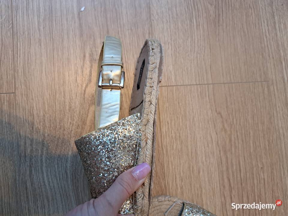 Złote espadryle na koturnie z brokatem i paskiem inna Trąbki Wielkie