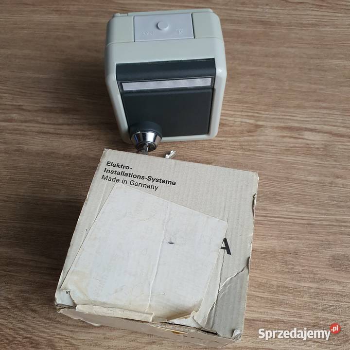 Gira gniazdo nadtynkowe zamykane na klucz Nowa Sól