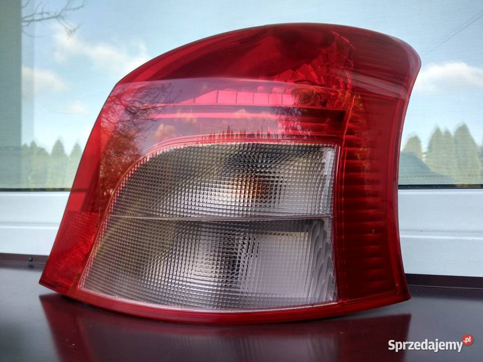 Toyota Yaris II 2 lampa tył tylna prawa wkład osobowe sprzedam