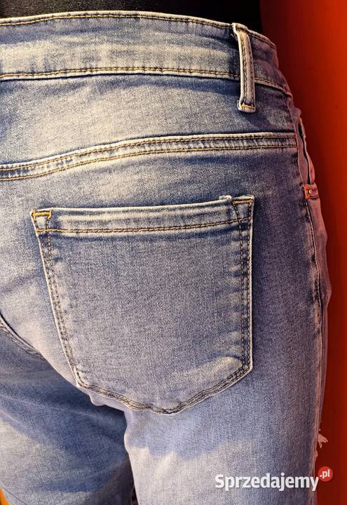Jeansy dziurami