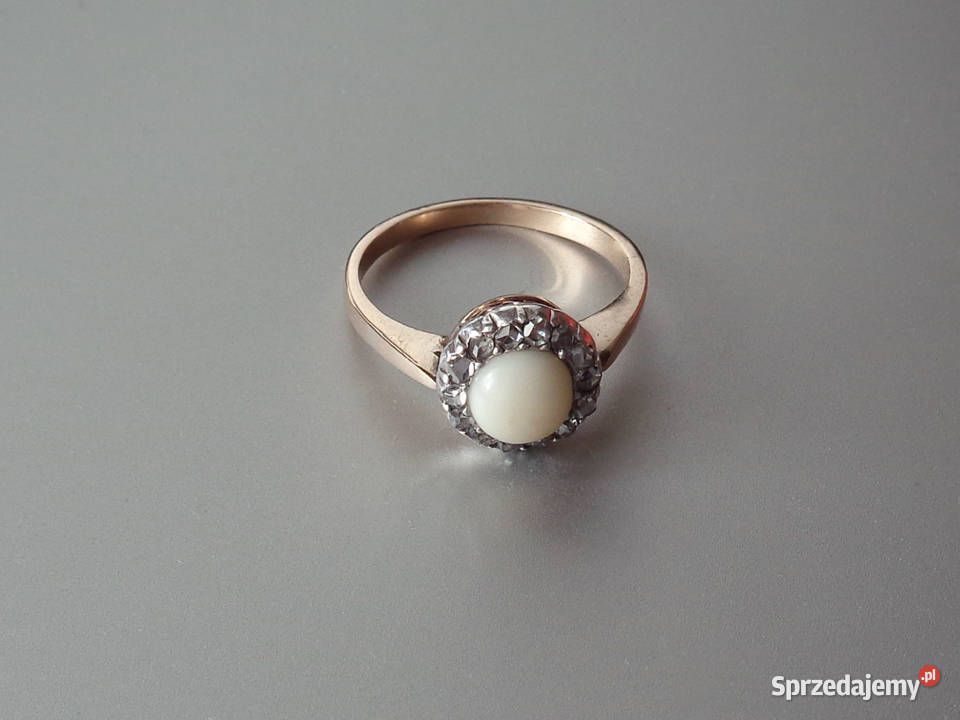 Złoty Pierścionek z Białym Koralem Diamenty 13 Brzeg