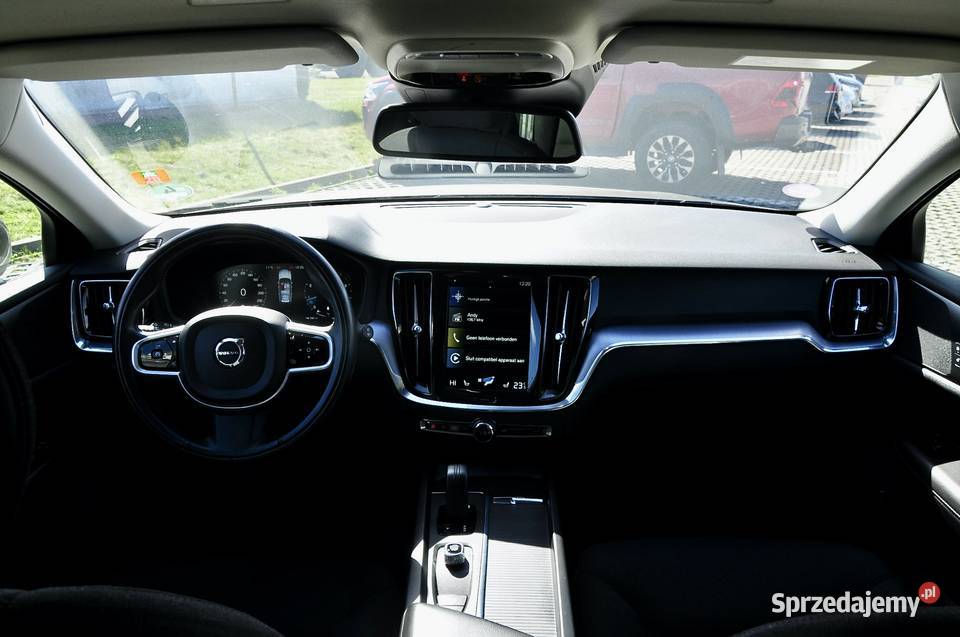 Volvo V60 B3 MOMENTUM 20 benzyna 163 2020r FV 23 zachodniopomorskie Goleniów sprzedam