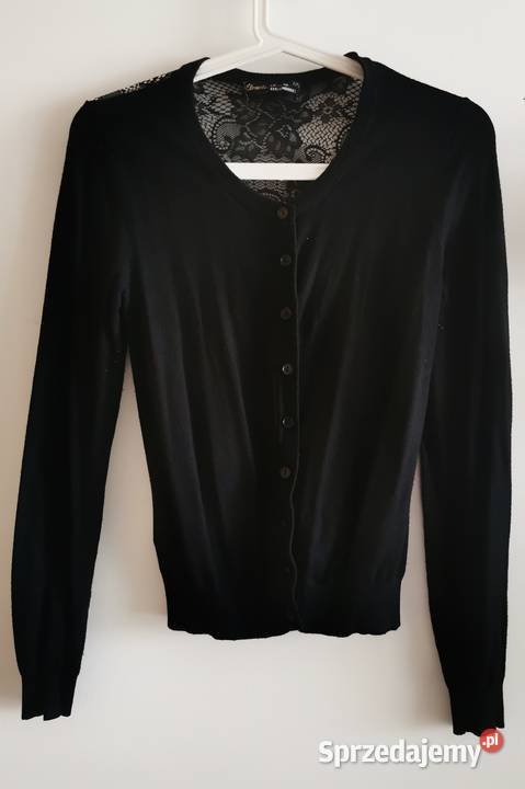 Czarny sweterek damski z koronką na plecach
