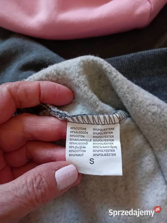 Ciepła bluza z kapturem i kieszeniami Warszawa