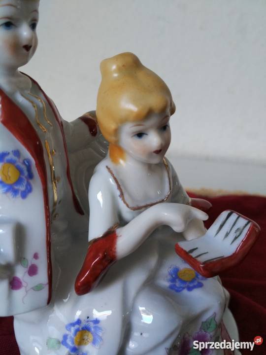 Figurka z porcelany Zakochani z ksiazką