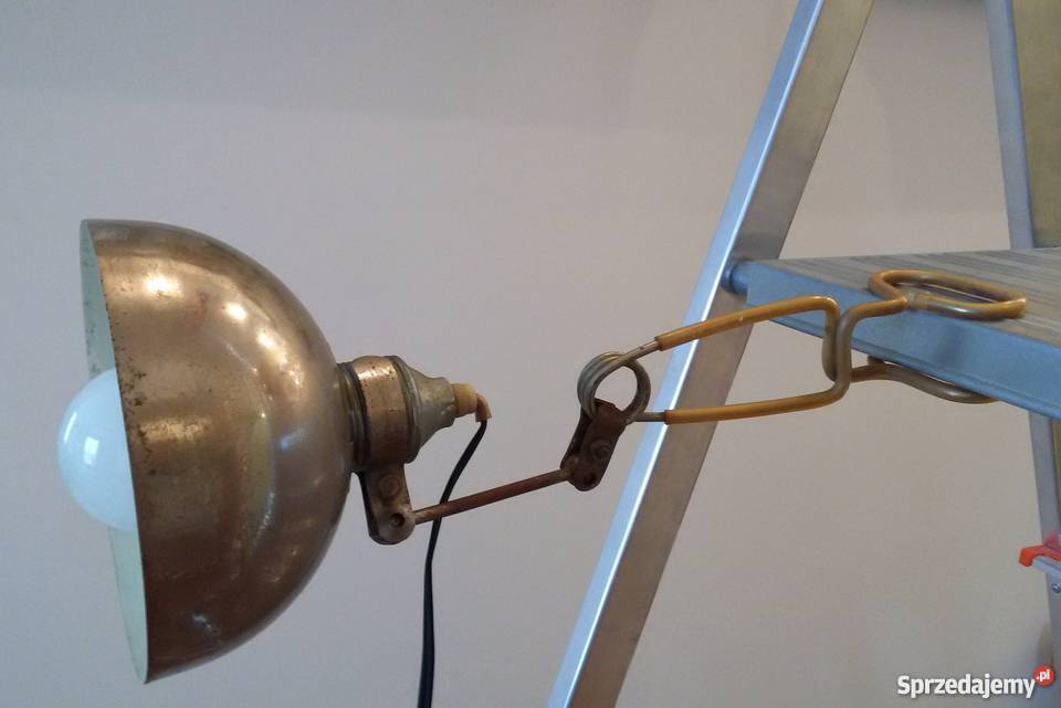 Stara metalowa lampa techniczna przypinana