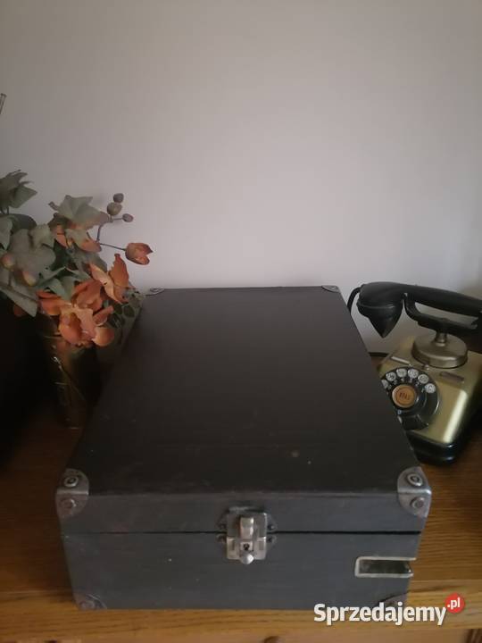 Stary  gramofon walizkowy z lat 30 tych