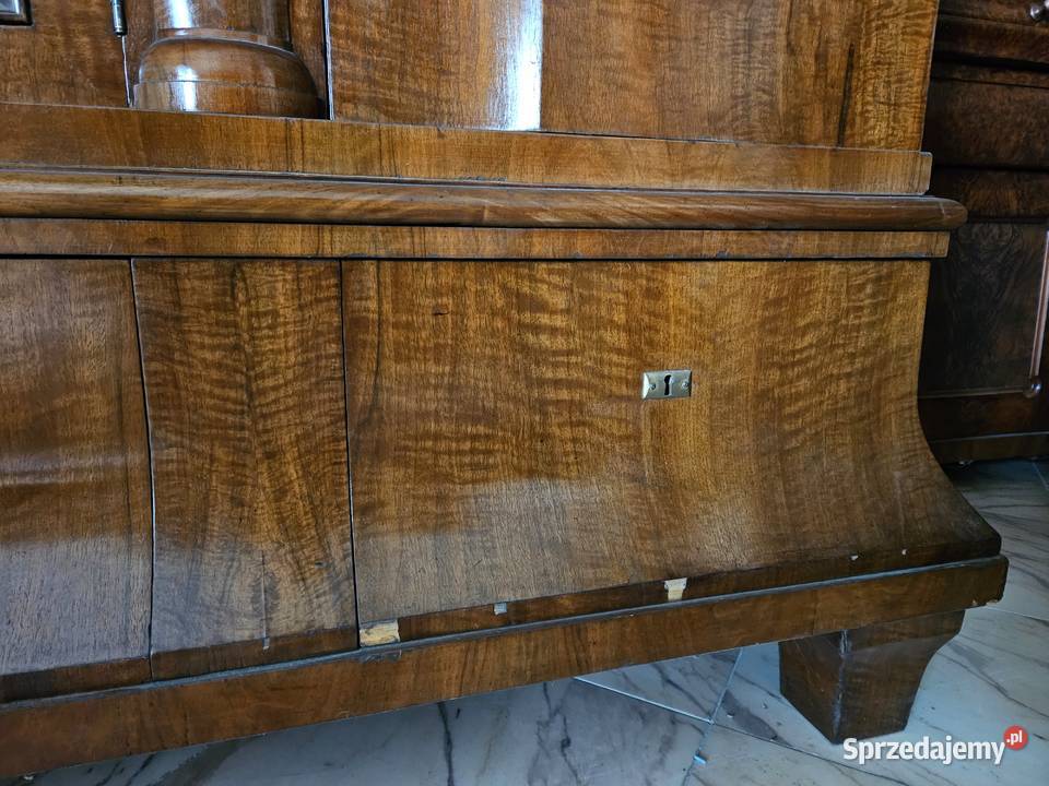 Piękna orzechowa biblioteka z okresu Szczecin