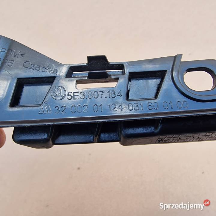 SKODA OCTAVIA IV 4 ŚLIZG ZDERZAKA PRZÓD PRAWY osobowe lubuskie Bieleń