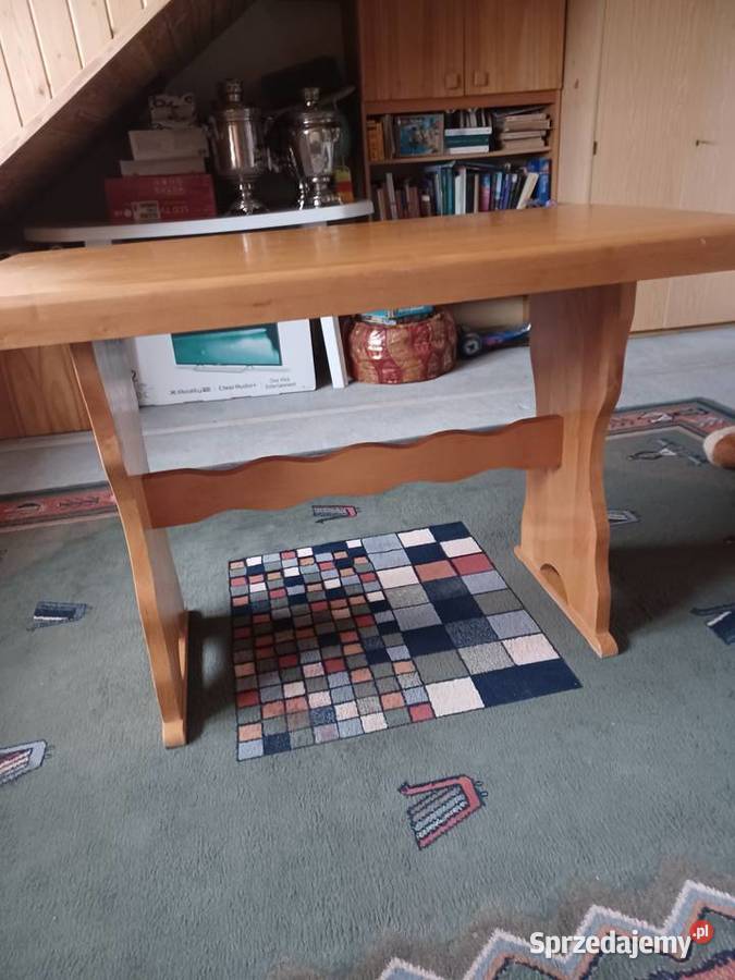 Ładny masywny stół drewniany