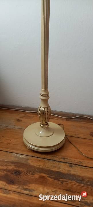 Elegancka drewniana lampa podłogowa w stylu Skierniewice