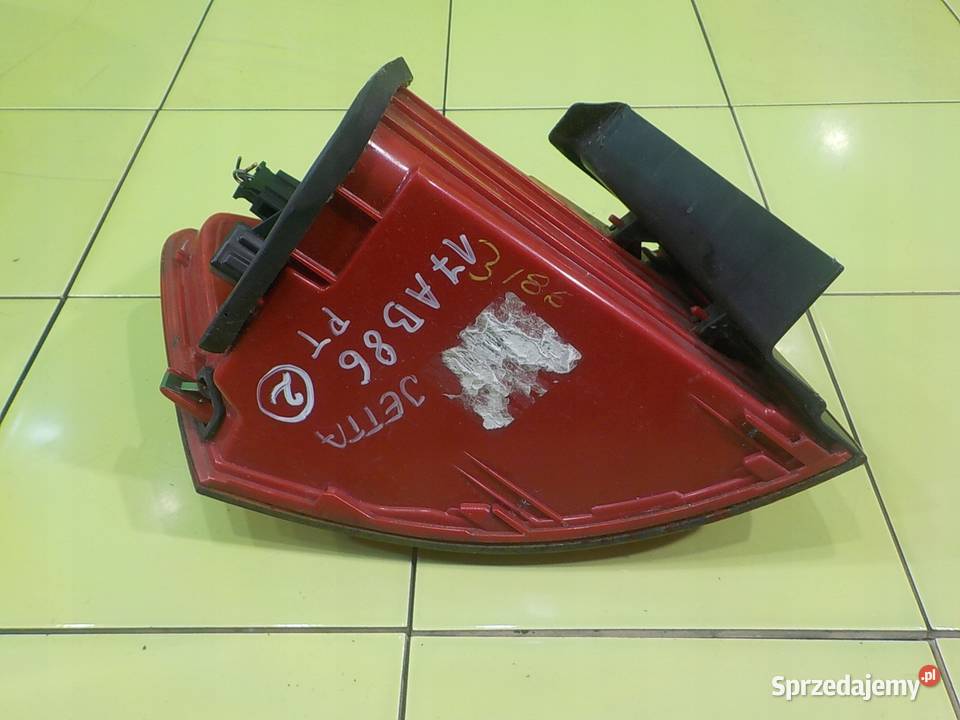 VW JETTA VI 14 TSI 12r SEDAN 4D lampa prawa tyl