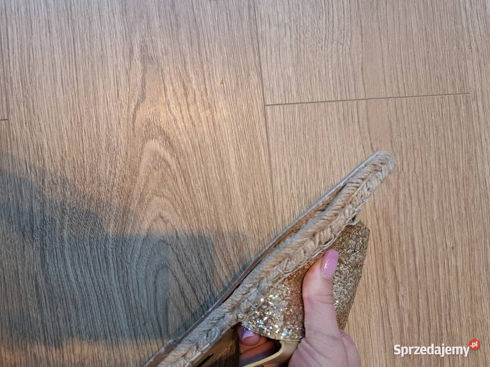 Złote espadryle na koturnie z brokatem i paskiem inna Trąbki Wielkie