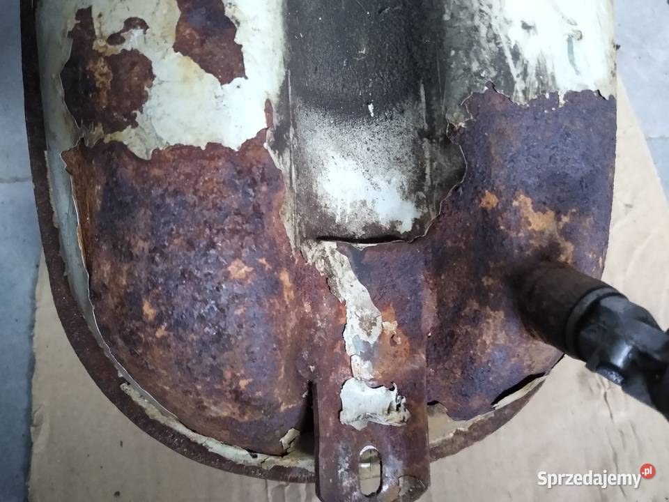 Komar bak zbiornik paliwa pozostałość