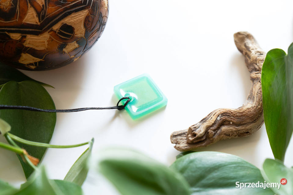 Turkusowy wisiorek kwadrat świeci w ciemności i Biżuteria dla Pań Warszawa