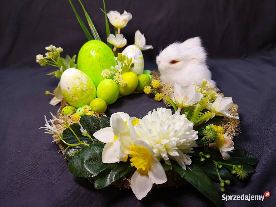 Stroik wielkanocny królik w wiosennej kompozycji Kielce