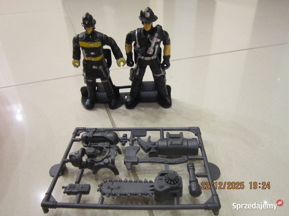 Wóz strażacki kask strażaka Figurki strażaków z 3 lata+ mazowieckie sprzedam